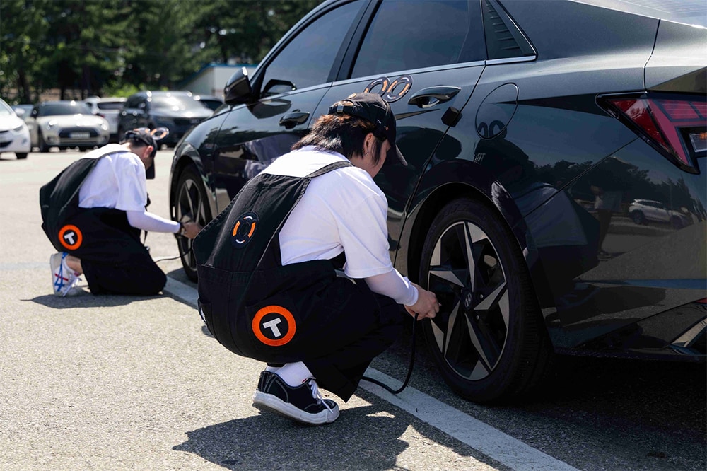 타이어 공기압 경고등 켜지기 전 타이어 공기압 점검하는 한국타이어 타이어보이 캠페인